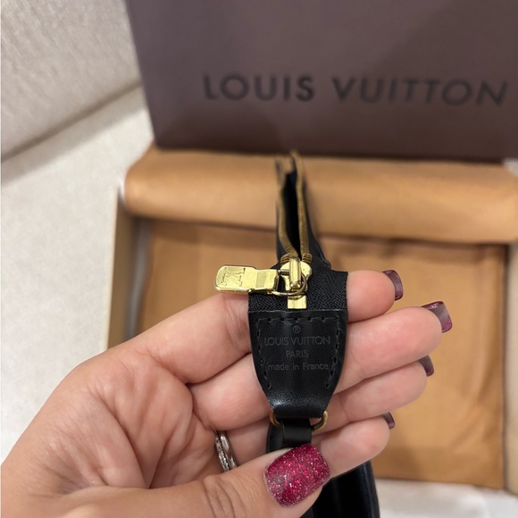 Authentic Louis Vuitton Epi Pochette accessories 24 epi wristlet - Picture 4 of 12